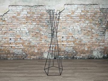 Cascando Basket Coat Stand bij TheReSales beschikbaar voor biedingen