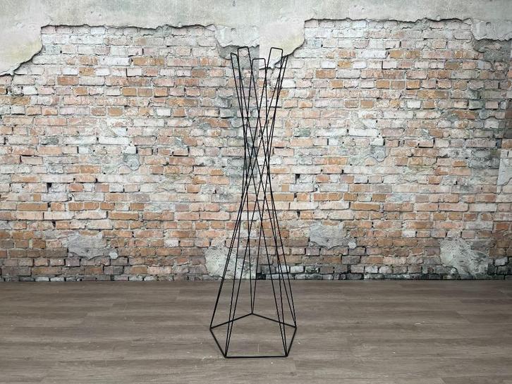 Cascando Basket Coat Stand bij TheReSales, Huis en Inrichting, Woonaccessoires | Kapstokken, Zo goed als nieuw, Staande kapstok