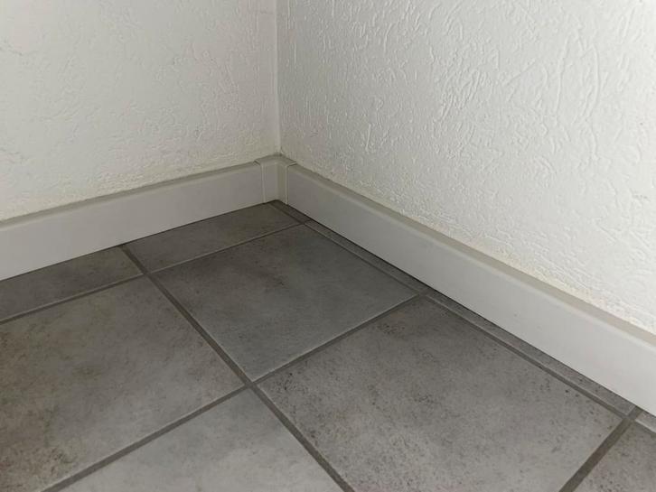 Witte kunststof kabelgoot plinten 5cm kabelplint plak woning, Doe-het-zelf en Verbouw, Plinten en Afwerking, Gebruikt, Plinten