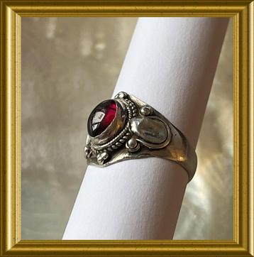 Mooie zilveren ring met rode steen beschikbaar voor biedingen