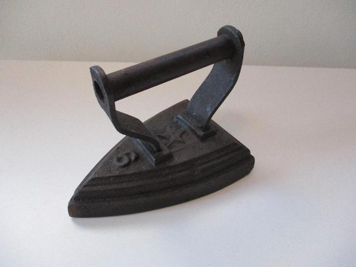 Strijkijzer. (Strijkbout) oud, Antiek en Kunst, Antiek | Tin, Ophalen of Verzenden