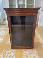 Antiek vitrinekastje voor aan de wand, Ophalen