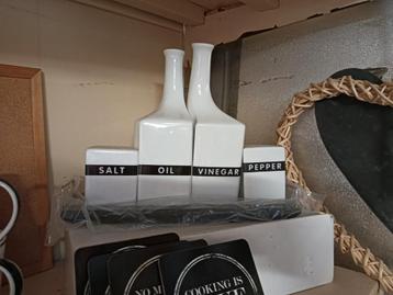 Nieuwe 4 delige set, olie-en en azijnstel beschikbaar voor biedingen