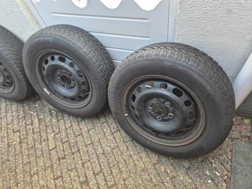 Stalen Mazda velgen met winterbanden beschikbaar voor biedingen