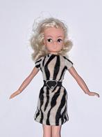 Fluwelen zebra jurk met ceintuur voor sindy barbie fleur, Ophalen of Verzenden, Gebruikt, Kleertjes