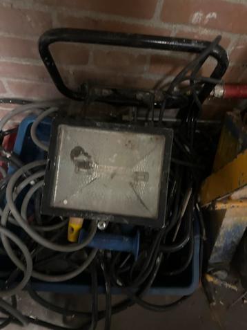 Bouwlamp met armatuur beschikbaar voor biedingen