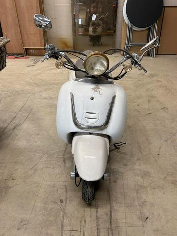 Retro snor scooter beschikbaar voor biedingen