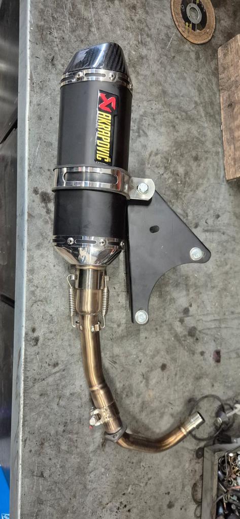 Fenom performance uitlaat met akrapovic sticker, Fietsen en Brommers, Brommers | Tuning en Styling, Zo goed als nieuw, Ophalen of Verzenden