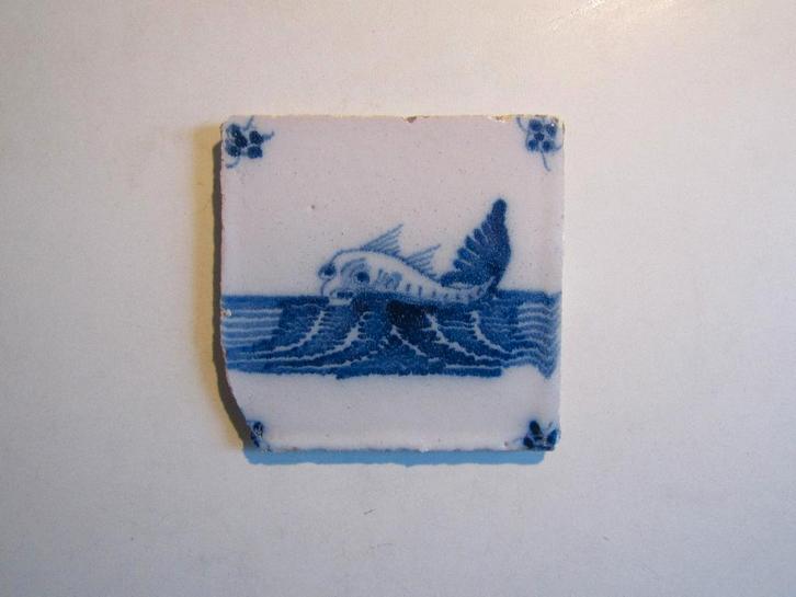 een antieke tegel met een vis., Antiek en Kunst, Antiek | Wandborden en Tegels, Ophalen of Verzenden