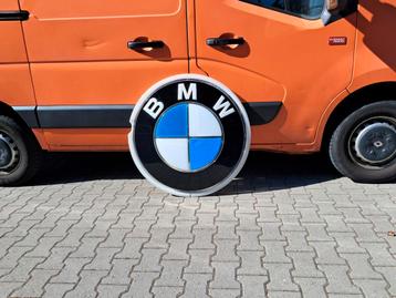 Mooie bol BMW logo 95cm, originele BMW dealer lichtbakplaat beschikbaar voor biedingen