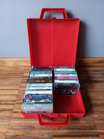 Koffer met 19 muziekcassettes beschikbaar voor biedingen