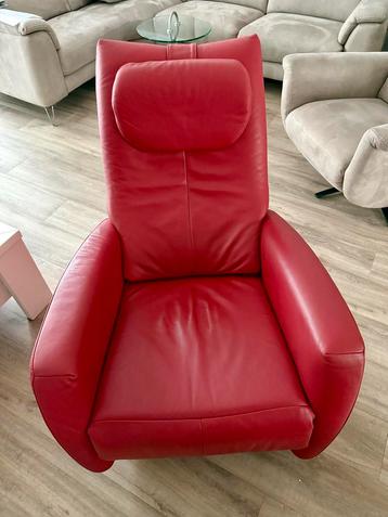 Gratis: Rode leren relaxfauteuil beschikbaar voor biedingen