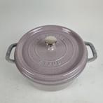 Staub Cocotte 24 cm in Kersenbloesem, Huis en Inrichting, Keuken | Potten en Pannen, Ophalen, Gietijzer, Nieuw, Keramische plaat