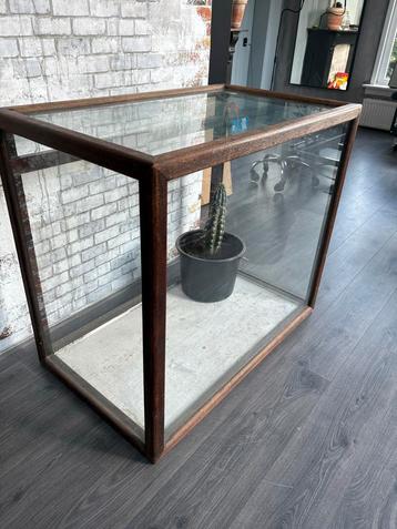 Toonbank Vintage Vitrinekast + Glasplaat & Schap Haken beschikbaar voor biedingen