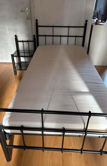Zwart metalen bed met nachttafeltje MOET NU WEG⚠️ beschikbaar voor biedingen