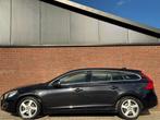 Volvo V60 1.6 T3 Momentum | NL-AUTO! | NAVI! | CRUISE!, Voorwielaandrijving, Zwart, 4 cilinders, Leder en Stof