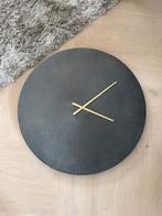 Salt&Pepper wandklok 58 cm zwart metaal met gouden wijzers, Ophalen, Zo goed als nieuw, Analoog, Wandklok
