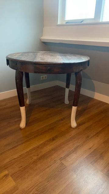 Tafel hout met lades en wit geverfde pootjes beschikbaar voor biedingen