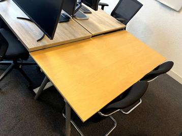 Kwalitatief mooi licht houten bureau  (4x in totaal)