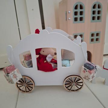 Houten koets, muizenhuis of poppenhuis  beschikbaar voor biedingen