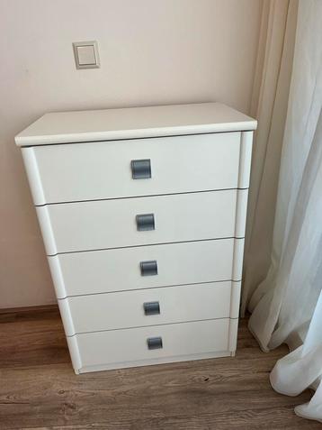 Witte Kast met 5 Laden beschikbaar voor biedingen