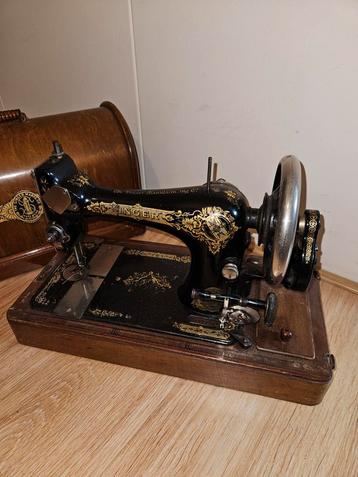 Antieke Singer Naaimachine met Houten Koffer beschikbaar voor biedingen