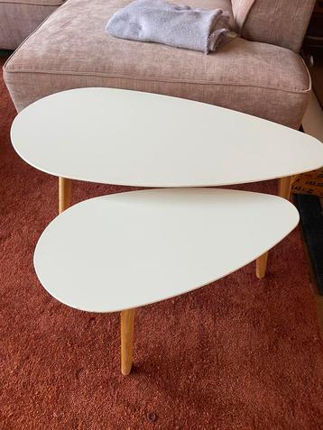 2 witte bladvormige bijzettafeltjes 