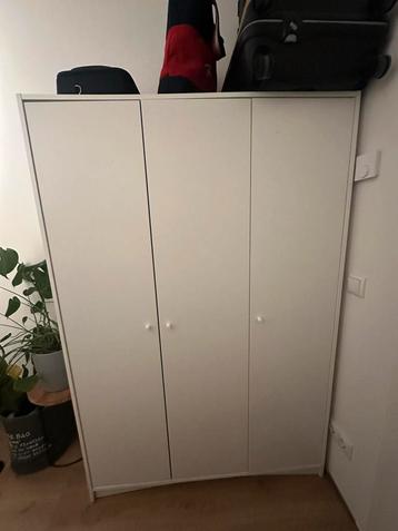 Witte kledingkast (Kleppstad IKEA) moet weg voor 18 augustus beschikbaar voor biedingen