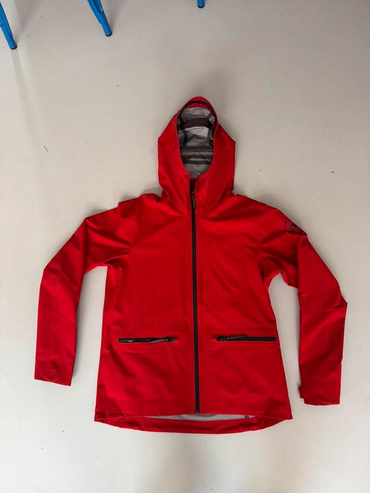 Nieuwe rode XL ski-jas shell J.Lindeberg showroommodel, Kleding | Heren, Wintersportkleding, Nieuw, Jack, Maat 56/58 (XL), Ophalen of Verzenden