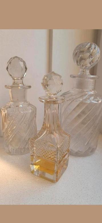 3 antieke Art deco / Nouveau geslepen glazen parfumflessen beschikbaar voor biedingen
