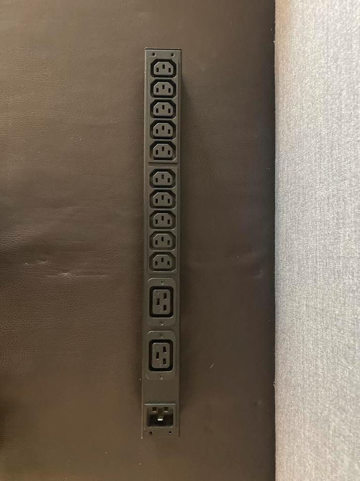 APC Basic Rack PDU - C13 Uitgangen, Computers en Software, Overige Computers en Software, Gebruikt, Ophalen