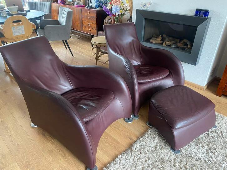 2 Vintage Montis Loge Fauteuils met Hocker in Aubergine Leer, Huis en Inrichting, Fauteuils, Gebruikt, Leer, 75 tot 100 cm, Ophalen