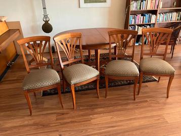 Eettafel met tussenstuk en bijpassende stoelen beschikbaar voor biedingen