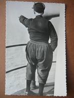 Hollandse Klederdracht Urk. Visser kijkt over water., Ophalen of Verzenden, 1940 tot 1960, Ongelopen, Klederdracht