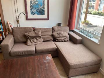 Bruine driezits bank met chaise longue beschikbaar voor biedingen