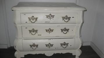 buikkastje wit ruw geschuurd en met koper geheng beschikbaar voor biedingen