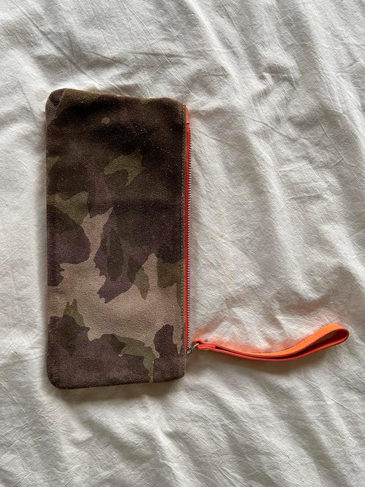 Suède etui pouch clutch camouflage Made in Italy - NIEUW, Sieraden, Tassen en Uiterlijk, Toilettassen, Nieuw, Heer, Groen, Ophalen of Verzenden