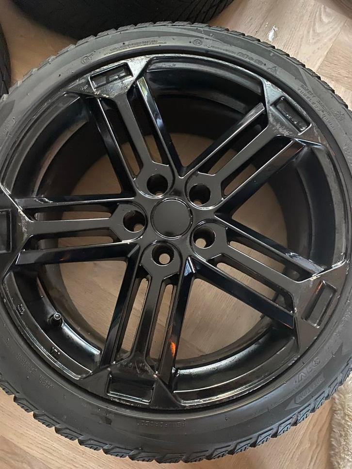 Zwarte Velgen 17 inch met Winterbanden, Auto-onderdelen, Banden en Velgen, Banden en Velgen, Winterbanden, 17 inch, 215 mm, Personenwagen