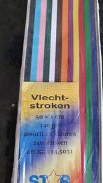 Nieuw: pakket vlechtstroken in 12 versch. kleuren (240st.), Nieuw, Ophalen of Verzenden, Materiaal