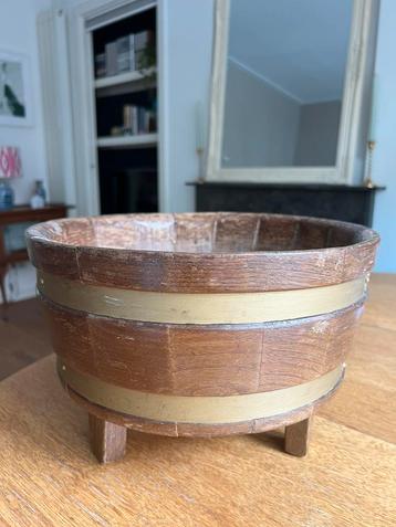 Mooie houten bloempot in de vorm ve kaasmal beschikbaar voor biedingen