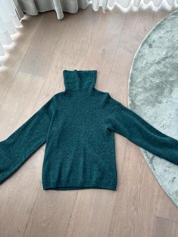 Groene Trui met Hoge Hals beschikbaar voor biedingen