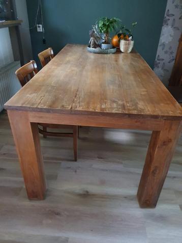 Massieve grote eettafel beschikbaar voor biedingen