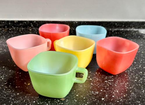 Set opale mokken Vintage, Huis en Inrichting, Keuken | Servies, Zo goed als nieuw, Kop(pen) en/of Schotel(s), Overige stijlen