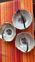 3 oude schaaltjes met handvat, Ophalen