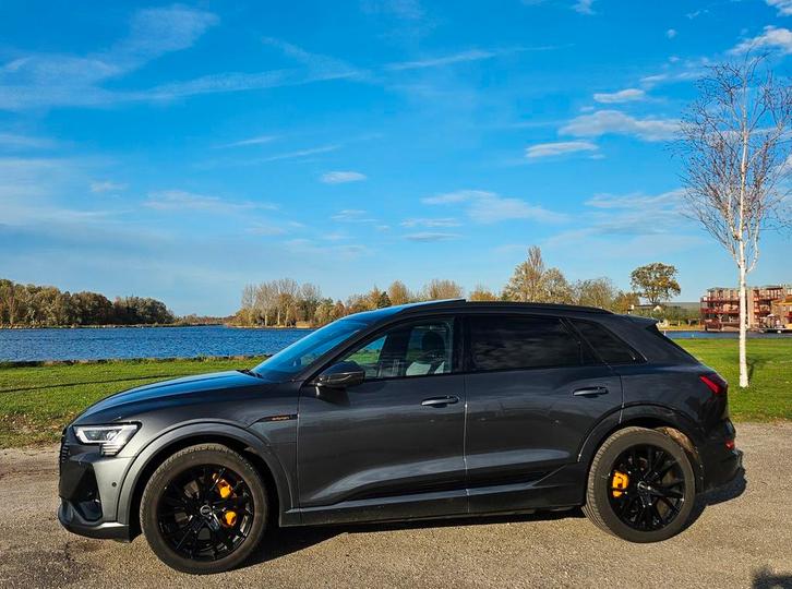Audi e-tron 55 Quattro 408pk 2022 Grijs S line Black edition, Auto's, Audi, Particulier, e-tron, 360° camera, 4x4, ABS, Achteruitrijcamera