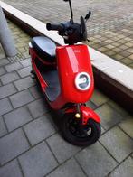 Niu scooter 25 km kleur rood, Fietsen en Brommers, Scooters | Overige merken, Ophalen, Elektrisch, Zo goed als nieuw, 0 cc