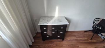Zwarte houten kast met marmeren blad – 90x55x82 cm beschikbaar voor biedingen