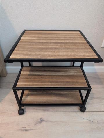 Bijzettafel met wieltjes beschikbaar voor biedingen
