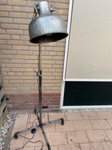 Industriële vloerlamp beschikbaar voor biedingen