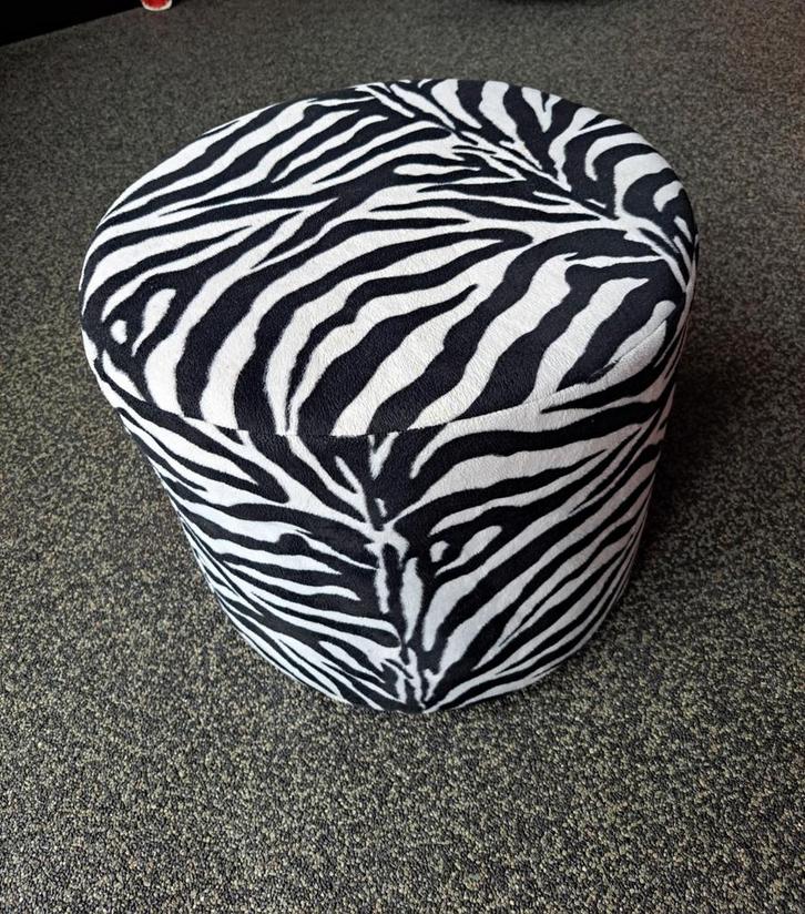Ronde poef met zebraprint - 45x38 cm, Huis en Inrichting, Banken | Voetenbanken en Poefen, Zo goed als nieuw, Minder dan 50 cm